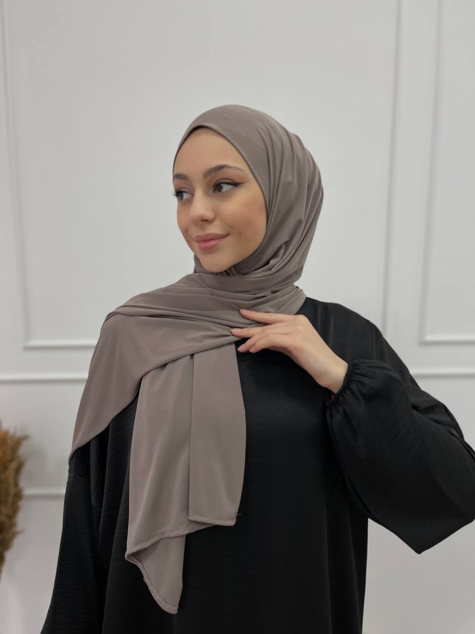 Frau in elegantem Hijab demonstriert Selbstbewusstsein und Identität, passend zum Blog-Artikel 'Der Hijab: Mehr als nur ein Kleidungsstück